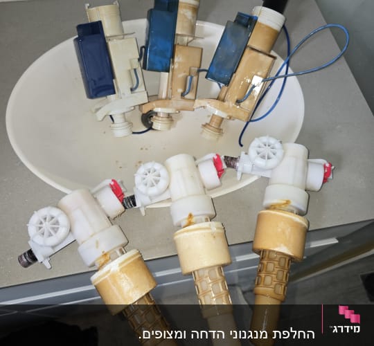 שסתומים ומחברים על כיור במטבח